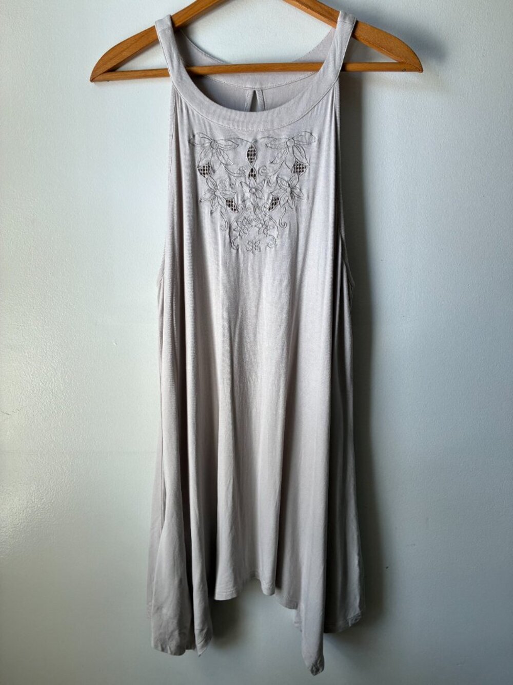 LIKE NEW TORRID SUPER SOFT KNITS TAUPE EMBROIDERED HALTER NECK LONG TANK SIZE 2